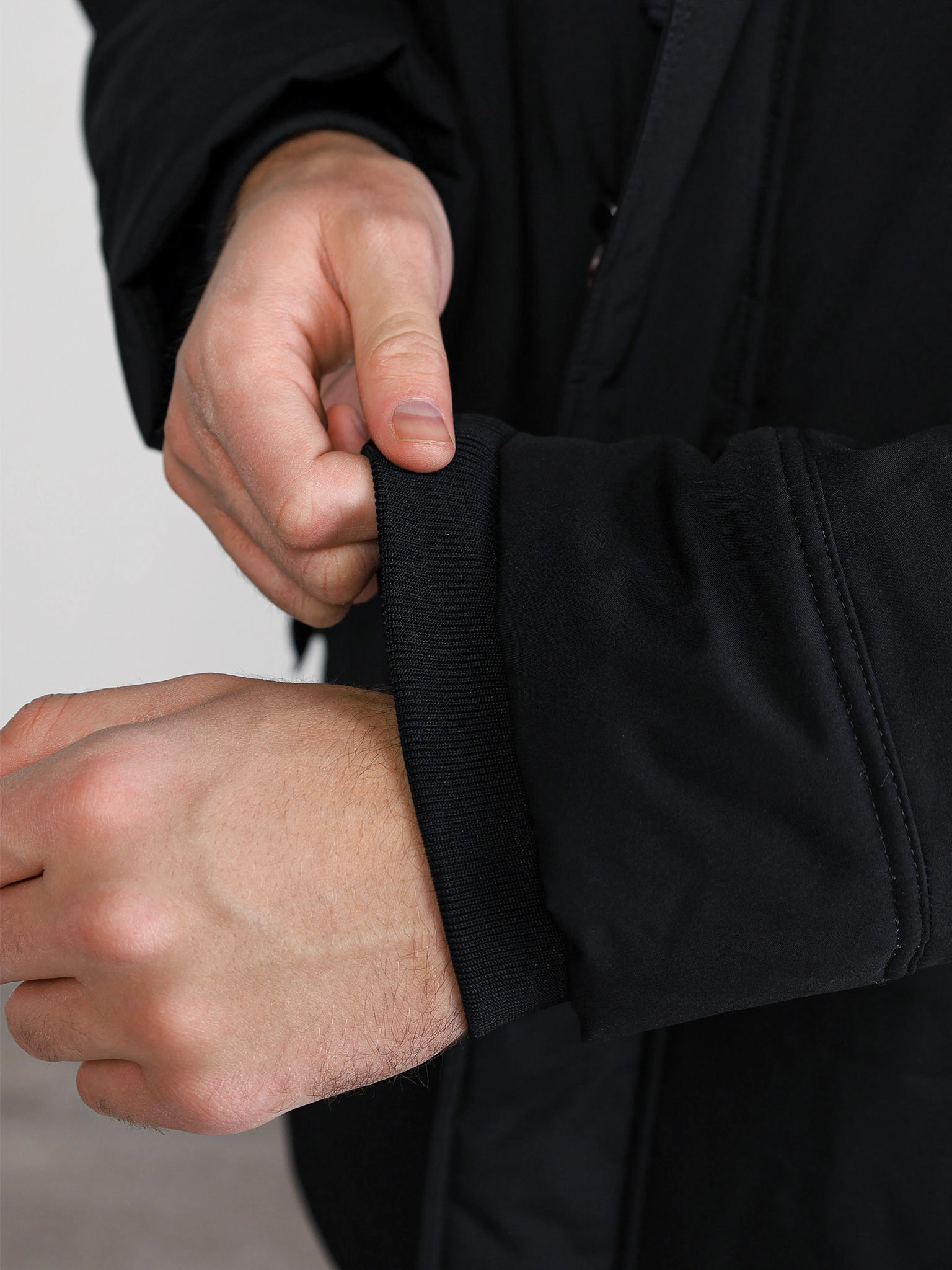 Куртка черного цвета с капюшоном